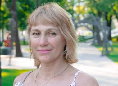 50 yaşında güzel sarışın bir kadın. Harika görünüyor. 