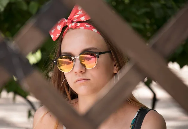 Junge Hübsche Teenagerin Blickt Mit Sonnenbrille Die Ferne — Stockfoto