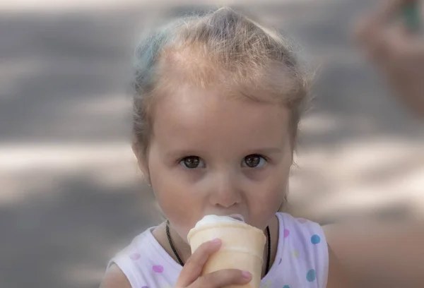 Niña Comiendo Helado Mirando Directamente —  Fotos de Stock