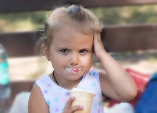 小女孩吃冰淇淋 把嘴弄脏了 — 图库照片
