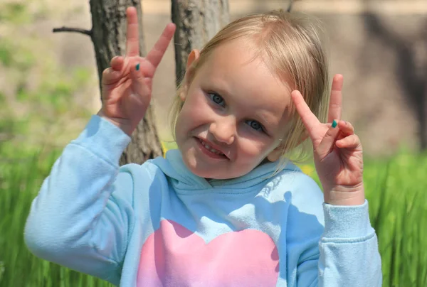 Little Cute Blondynka Dziewczyna Stoi Uśmiechnięty Pokazuje Kciuki Górę — Zdjęcie stockowe