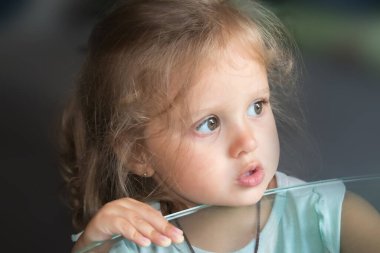 Üç yaşındaki şirin bir kızın yakın plan portresi.