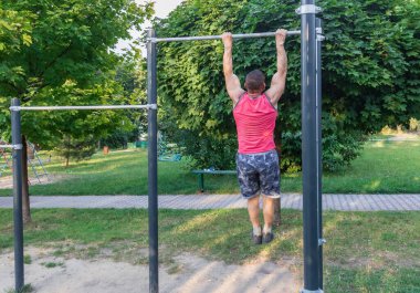 Orta yaşlı bir adam dışarıda spor yapıyor.