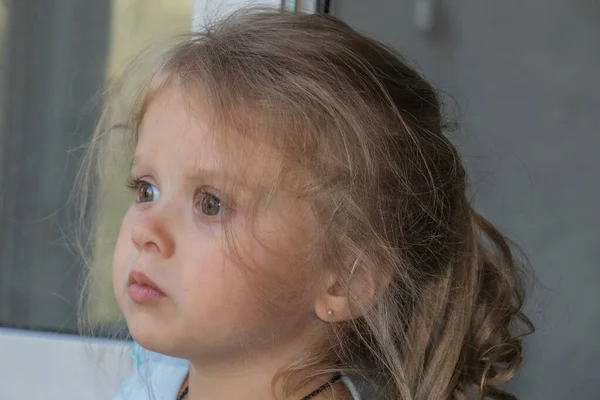 Pequena Menina Três Anos Olhando Tristemente Pela Janela — Fotografia de Stock