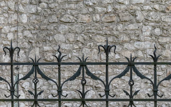 Fragment Stenmur Mycket Gammal Byggnad Med Ett Järnstängsel — Stockfoto