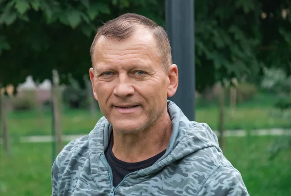 Portret Van Een Man Van Middelbare Leeftijd Achtergrond Van Natuur — Stockfoto