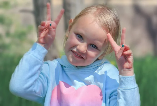 귀여운 살짜리 소녀가 웃으며 손가락을 있습니다 — 스톡 사진