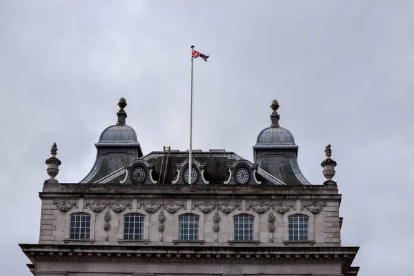 英国国旗悬挂在伦敦一幢建筑物的顶部 — 图库照片