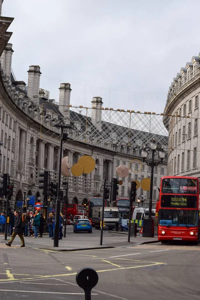 Londra Daki Piccadilly Caddesi Nin Fotoğrafı Arabaları Otobüsleri Etrafta Yürüyen — Stok fotoğraf