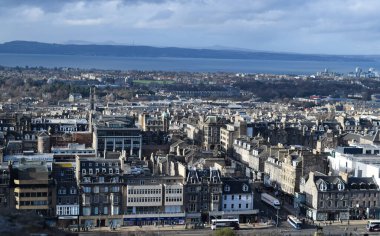 Bir kulenin tepesinden City Skyline Manzarası. Deniz ve Gökyüzü buluşma noktası. Güneşli bir günde güzel bir manzara
