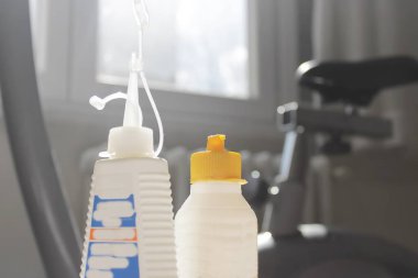Plastik şişelere yapıştırıcı yakın çekim görüntüsü