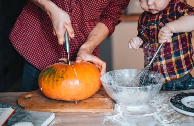 Baba bir kabak pasta için keser