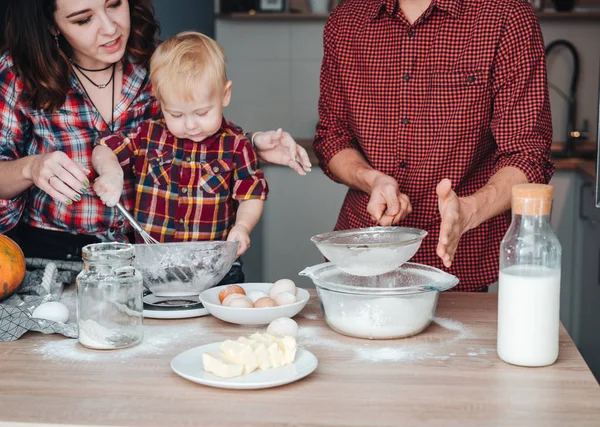 Papa sichtet Mehl in der Küche — Stockfoto