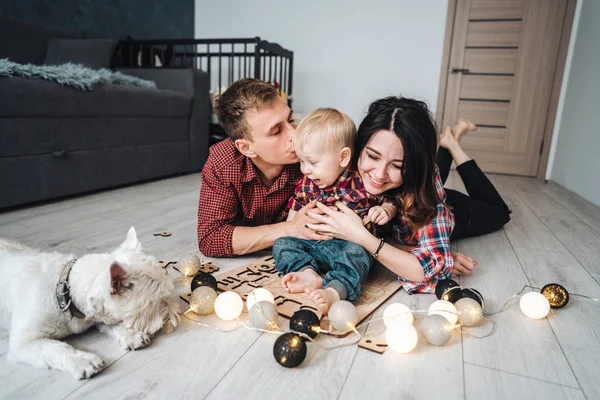 Gelukkige familie samen spelen op de verdieping — Stockfoto