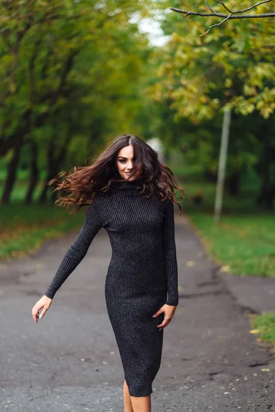 Retrato al aire libre de mujer joven bastante hermosa calma — Foto de Stock