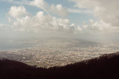 Dağların yandan havadan görünümü