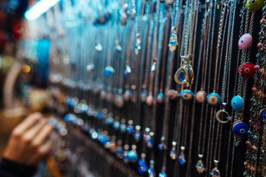 Genç kız turist hediyelik eşya pazarında yürüyor.