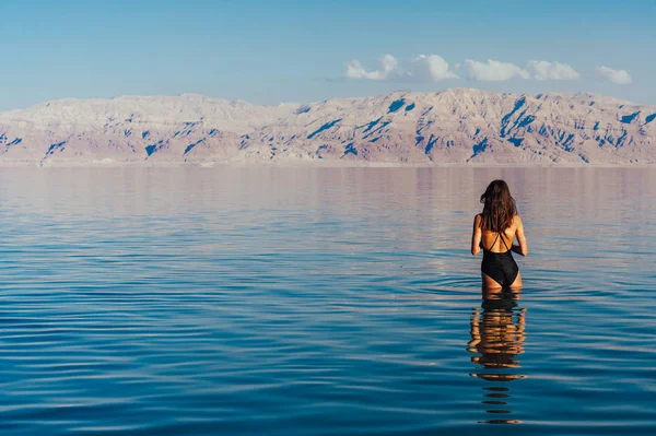 Mujer joven que va al Mar Muerto, Israel — Foto de Stock