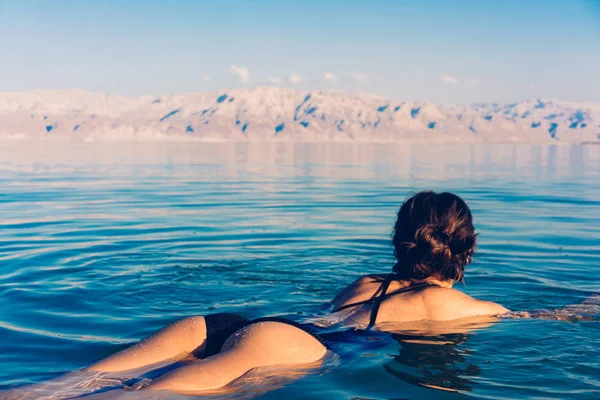 Menina está relaxando e nadando na água — Fotografia de Stock