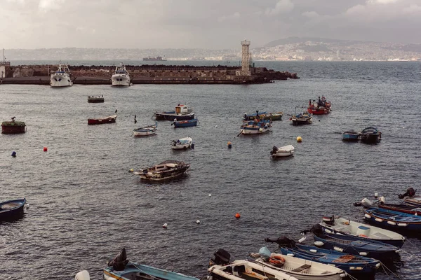 Deniz kıyısında teknelerle yatak — Stok fotoğraf