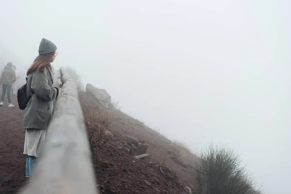 Fille grimpe le chemin de la montagne — Photo