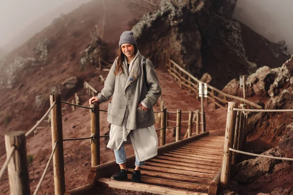 Chica sube el camino a la montaña — Foto de Stock