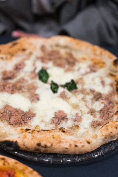 Pizza de carne pequena, vista próxima — Fotografia de Stock