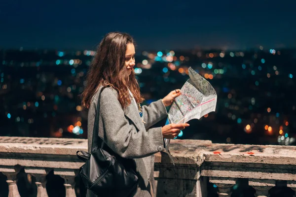 Gece şehrin arka plan üzerinde bir harita olan kız — Stok fotoğraf