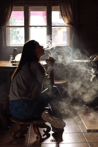 A menina fuma cigarro eletrônico — Fotografia de Stock