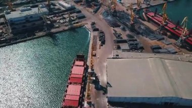 bağlantı noktası terminalde havadan görünümü