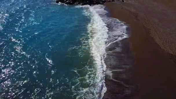 Luftaufnahmen vom Strand am Meer — Stockvideo
