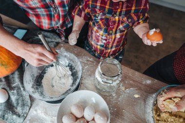 Küçük oğlu baba ve anne mutfakta yardımcı olur