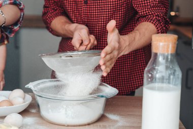 Baba un mutfakta sifts.