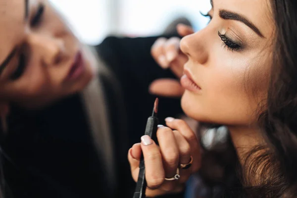 Maquillaje y peinado para un hermoso modelo — Foto de Stock