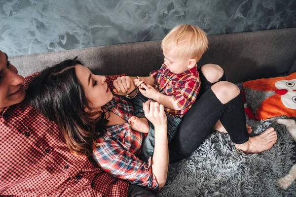 Happy family on the couch — Stock Photo, Image