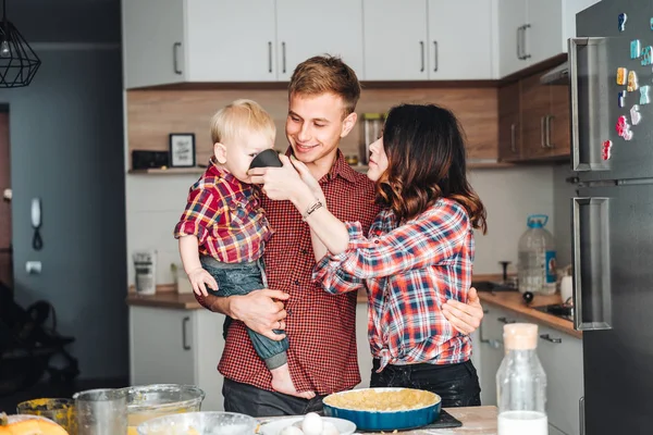 Vader, moeder en zoontje koken een taart — Stockfoto