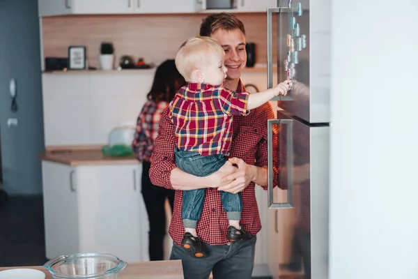 Pai e filho na cozinha junto ao frigorífico — Fotografia de Stock