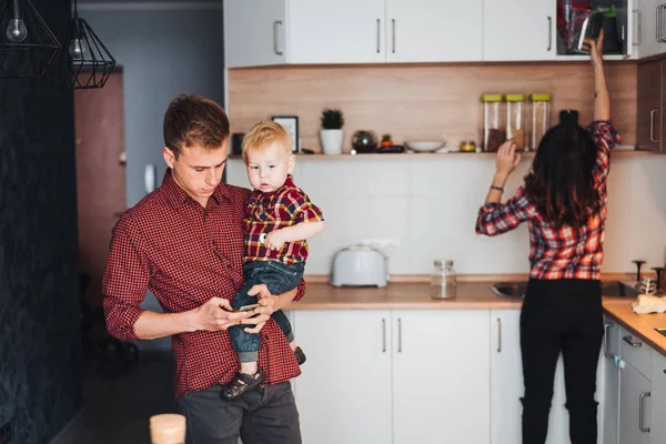 Papá, mamá e hijo pequeño en la cocina — Foto de Stock