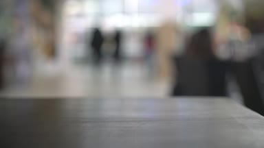 Siyah bir bardak masanın üzerine koyarak el