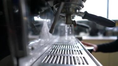 kahve makinesi bir barda yakın çekim.