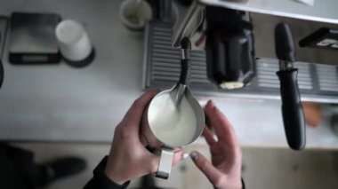 Bir paslanmaz çelik bardak süt buğulaması Barista