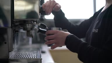 Bir paslanmaz çelik bardak süt buğulaması Barista