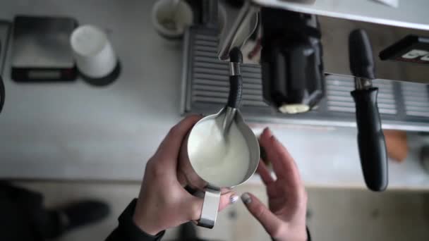Парящее молоко баристы в стальном барабане — стоковое видео