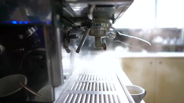 Koffiezetapparaat in een bar close-up. — Stockvideo