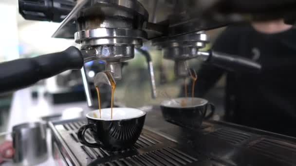 Pequeña taza de espresso de pie en la máquina de café de acero — Vídeos de Stock