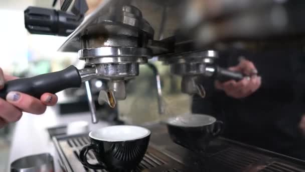 Kleine Tasse Espresso in der stählernen Kaffeemaschine — Stockvideo