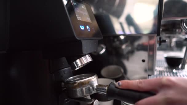 Бариста шлифовка кофейных зерен с помощью кофе-машины — стоковое видео