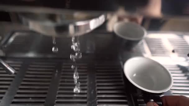 Kaffemaskinen i en bar nära upp. — Stockvideo