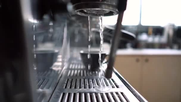 Koffiezetapparaat in een bar close-up. — Stockvideo