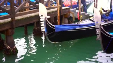 Geleneksel ahşap gondol satırları